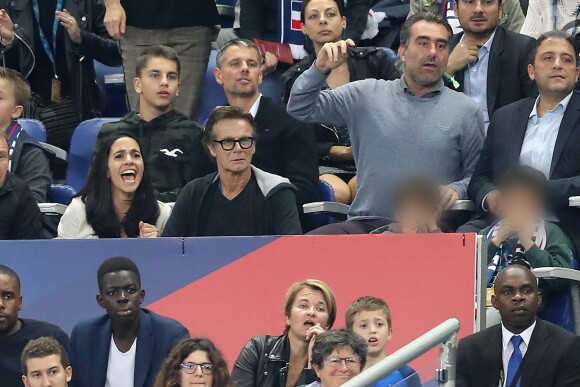 Franck Dubosc, sa femme Danièle et leurs fils Raphaël et Milhan dans les tribunes du stade de France lors du match de ligue des nations opposant la France à l'Allemagne à Saint-Denis, Seine Saint-Denis, France, le 16 octobre 2018. La France a gagné 2-1.