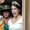 La princesse Eugénie et son mari Jack Brooksbank quittent le château de Windsor après leur mariage à bord d'une Aston Martin le 12 octobre 2018 sous le regard de la duchesse d'York , Sarah Ferguson.