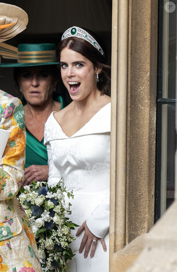 La princesse Eugénie et son mari Jack Brooksbank quittent le château de Windsor après leur mariage à bord d'une Aston Martin le 12 octobre 2018 sous le regard de la duchesse d'York , Sarah Ferguson.
