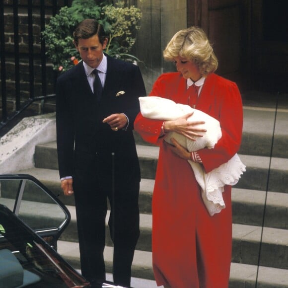 La princesse Diana et le prince Charles à la sortie du St Mary's Hospital avec leur bébé le prince Harry né le 15 septembre 1984