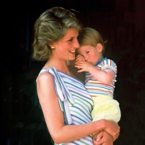 La princesse Diana et son fils le prince Harry à Palma de Majorque. 1986.