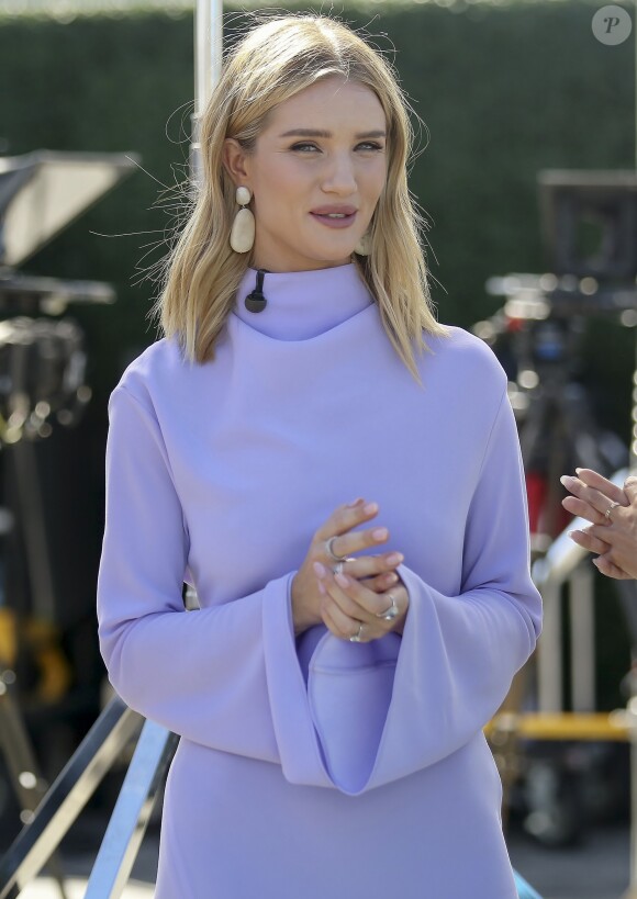 Rosie Huntington-Whiteley sur le plateau de l'émission Extra! à Los Angeles. Le 16 octobre 2018.