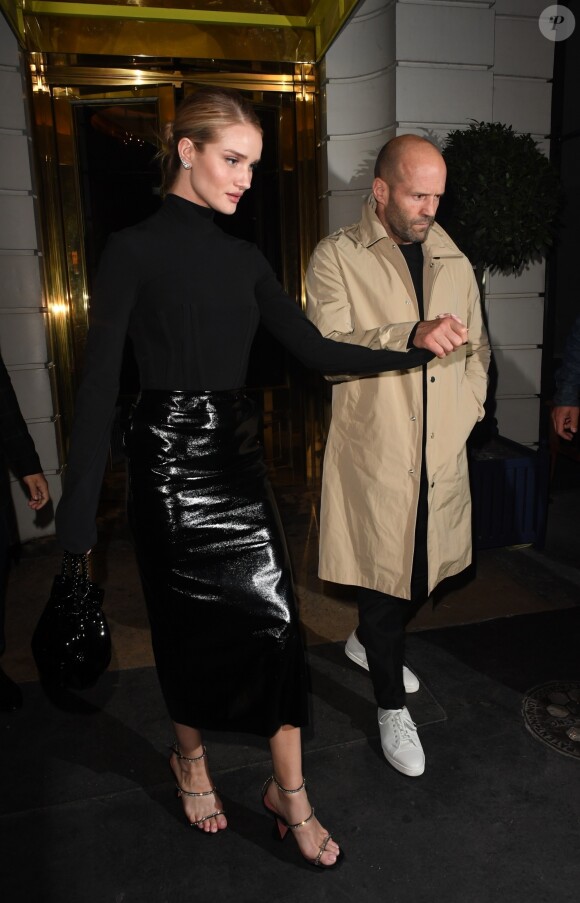 Jason Statham et sa compagne Rosie Huntington-Whiteley à la sortie du restaurant "GymKhana" à Londres, le 19 septembre 2018.