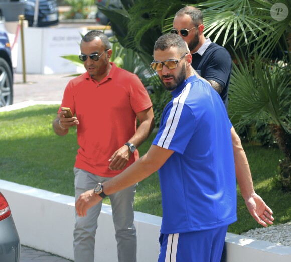 Exclusif - Le footballeur international français évoluant au poste d'avant-centre au Real Madrid, Karim Benzema arbore une tenue bleue sur la terrasse de l'hôtel Barrière Majestic à Cannes le 11 juillet 2018.