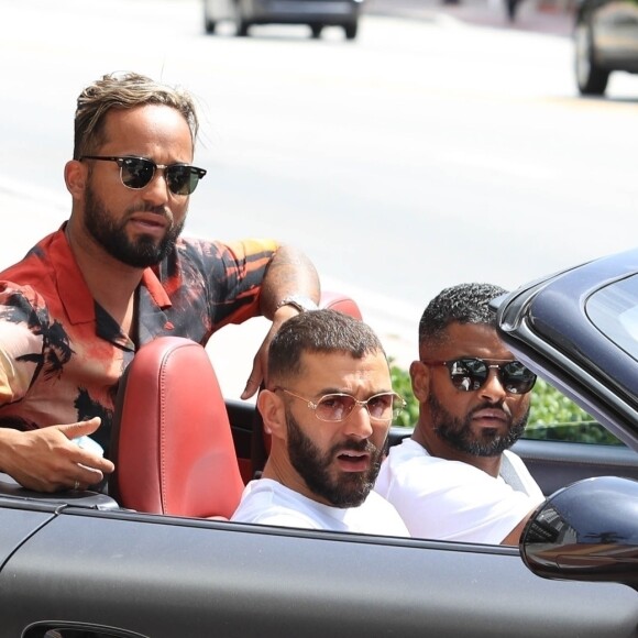 Exclusif - Karim Benzema passe des vacances entre amis à Miami. Les amis sortent de leur hôtel au volant d'une Porsche 911 turbo S. Le 29 juin 2018