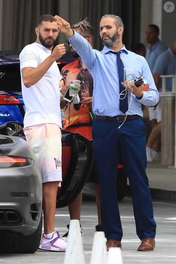 Exclusif - Karim Benzema passe des vacances entre amis à Miami. Les amis sortent de leur hôtel au volant d'une Porsche 911 turbo S. Le 29 juin 2018