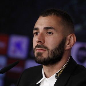 Karim Benzema annonce, lors d'une conférence de presse au stade Santiago Bernabeu, la prolongation de son contrat au club Real Madrid. Le 21 septembre 2017