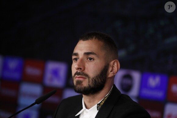 Karim Benzema annonce, lors d'une conférence de presse au stade Santiago Bernabeu, la prolongation de son contrat au club Real Madrid. Le 21 septembre 2017