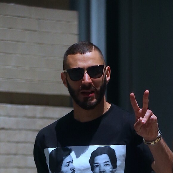 Exclusif -  L'attaquant du Real Madrid Karim Benzema en vacances avec des amis à New York City, NY, USA, le 19 juin 2017. Karim se balade dans les rues de New York et va déjeuner dans un restaurant. Le footballeur Karim Benzema conteste ce mardi 20 juin 2017, devant la Cour de cassation la validité de l'enquête dans l'affaire de tentative de chantage à la sextape contre M. Valbuena, dans laquelle il est mis en examen. © Agence/Bestimage USA
