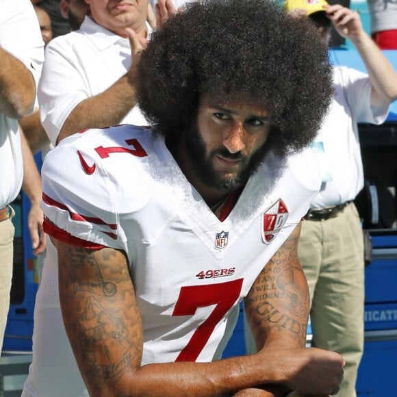 Colin Kaepernick pose un genou à terre durant l'hymne national américain avant un match en novembre 2016