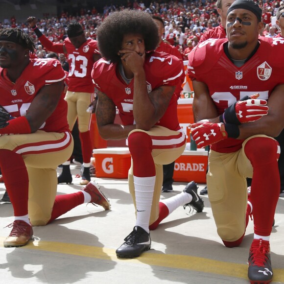 De gauche à droite, les joueurs des 49ers de San Francisco, Eli Harold (58), Colin Kaepernick (7) et Eric Reid (35) s'agenouillant durant l'hymne national américain avant un match contre Dallas en octobre 2016.