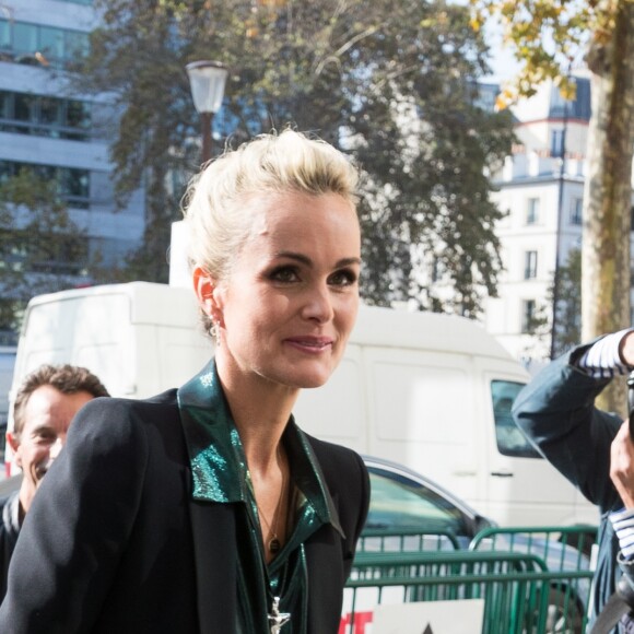 Laeticia Hallyday se rend dans les locaux de la station de radio RTL avec son agent Laurence Favalelli pour une interview suite à la sortie de l'album de Johnny "Mon pays c'est l'amour" à Neuilly-sur-Seine le 19 octobre 2018.