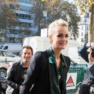 Laeticia Hallyday se rend dans les locaux de la station de radio RTL avec son agent Laurence Favalelli pour une interview suite à la sortie de l'album de Johnny "Mon pays c'est l'amour" à Neuilly-sur-Seine le 19 octobre 2018.