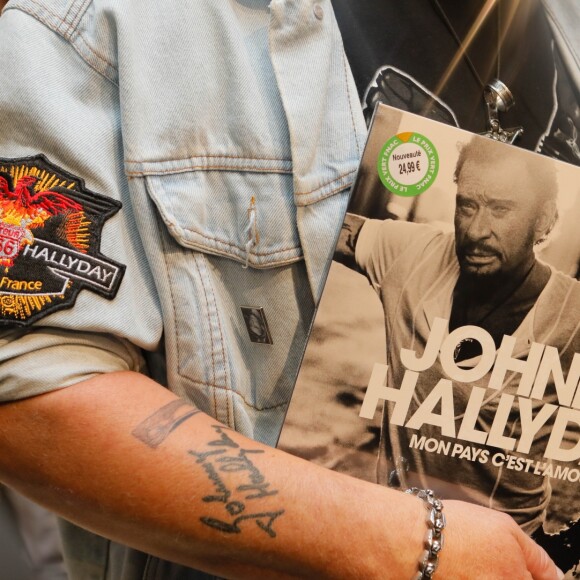 Fans du chanteur - Vente de l'album de Johnny Hallyday, "Mon pays c'est l'amour ", à 0h01 à la Fnac des Champs-Elysées à Paris, le 19 octobre 2018. © CVS/Bestimage