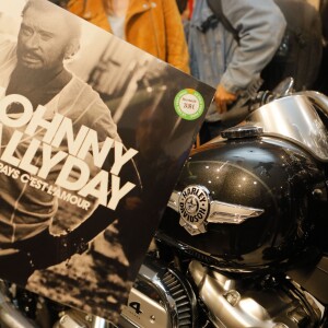 Fans du chanteur - Vente de l'album de Johnny Hallyday, "Mon pays c'est l'amour ", à 0h01 à la Fnac des Champs-Elysées à Paris, le 19 octobre 2018. © CVS/Bestimage