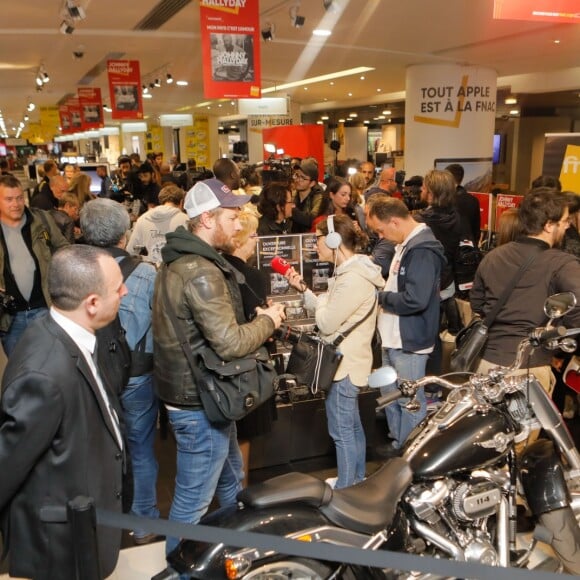 Fans du chanteur - Vente de l'album de Johnny Hallyday, "Mon pays c'est l'amour ", à 0h01 à la Fnac des Champs-Elysées à Paris, le 19 octobre 2018. © CVS/Bestimage