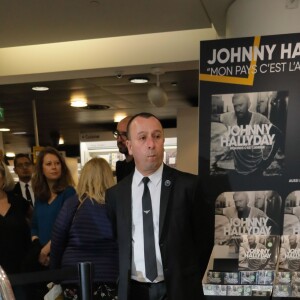 Fans du chanteur - Vente de l'album de Johnny Hallyday, "Mon pays c'est l'amour ", à 0h01 à la Fnac des Champs-Elysées à Paris, le 19 octobre 2018. © CVS/Bestimage
