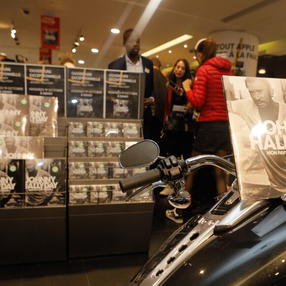 Fans du chanteur - Vente de l'album de Johnny Hallyday, "Mon pays c'est l'amour ", à 0h01 à la Fnac des Champs-Elysées à Paris, le 19 octobre 2018. © CVS/Bestimage