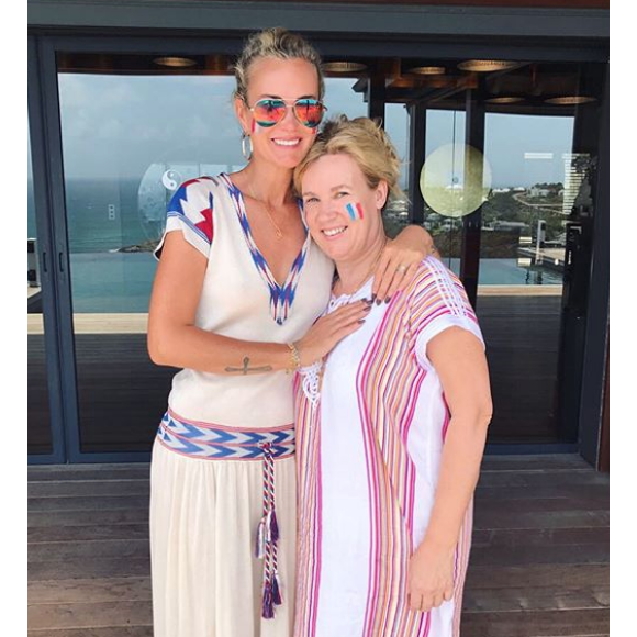 Laeticia Hallyday et Hélène Darroze fêtent la victoire de l'équipe de France, championne du monde, à Saint-Barthélemy le 15 juillet 2018.