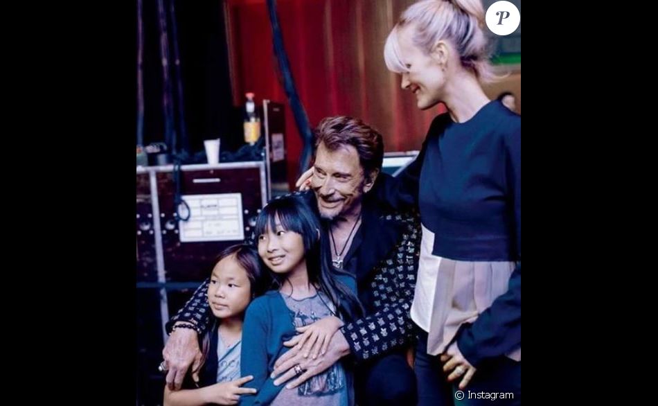 Johnny Hallyday avec ses filles Jade et Joy et sa femme Laeticia sur Instagram, le 26 mai 2017.