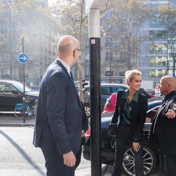 Laeticia Hallyday se rend dans les locaux de la station de radio RTL avec son agent Laurence Favalelli pour un interview suite à la sortie de l'album de Johnny "Mon pays c'est l'amour" à Neuilly-sur-Seine le 19 octobre 2018.