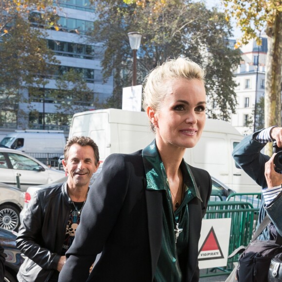 Laeticia Hallyday se rend dans les locaux de la station de radio RTL avec son agent Laurence Favalelli pour un interview suite à la sortie de l'album de Johnny "Mon pays c'est l'amour" à Neuilly-sur-Seine le 19 octobre 2018.