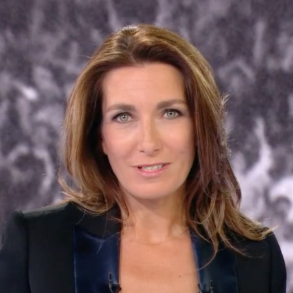 Laeticia Hallyday face à Anne-Claire Coudray dans le journal télévisé de TF1, vendredi 19 octobre 2018.