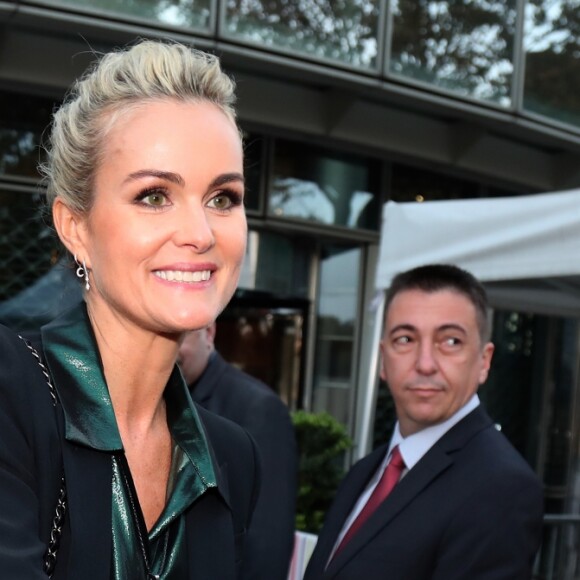 Laeticia Hallyday sort des locaux de la chaine TF1 à Boulogne Billancourt le 19 octobre 2018. Elle a enregistré une prestation télévisée qui sera diffusée en exclusivité le soir même pendant le journal de 20h. Elle est accompagnée de Sébastein Farran, dernier manager de Johnny Hallyday.
