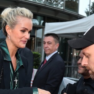 Laeticia Hallyday sort des locaux de la chaine TF1 à Boulogne Billancourt le 19 octobre 2018. Elle a enregistré une prestation télévisée qui sera diffusée en exclusivité le soir même pendant le journal de 20h. Elle est accompagnée de Sébastein Farran, dernier manager de Johnny Hallyday.