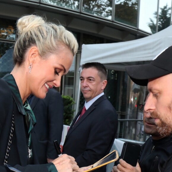 Laeticia Hallyday sort des locaux de la chaine TF1 à Boulogne Billancourt le 19 octobre 2018. Elle a enregistré une prestation télévisée qui sera diffusée en exclusivité le soir même pendant le journal de 20h. Elle est accompagnée de Sébastein Farran, dernier manager de Johnny Hallyday.