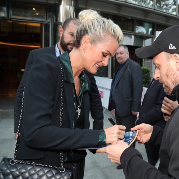 Laeticia Hallyday sort des locaux de la chaine TF1 à Boulogne Billancourt le 19 octobre 2018. Elle a enregistré une prestation télévisée qui sera diffusée en exclusivité le soir même pendant le journal de 20h. Elle est accompagnée de Sébastein Farran, dernier manager de Johnny Hallyday.