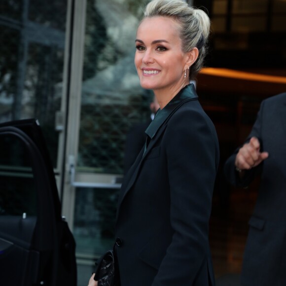 Laeticia Hallyday sort des locaux de la chaine TF1 à Boulogne Billancourt le 19 octobre 2018. Elle a enregistré une prestation télévisée qui sera diffusée en exclusivité le soir même pendant le journal de 20h. Elle est accompagnée de Sébastein Farran, dernier manager de Johnny Hallyday.