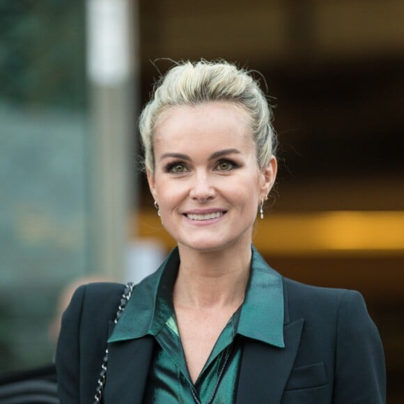 Laeticia Hallyday sort des locaux de la chaine TF1 à Boulogne Billancourt le 19 octobre 2018. Elle a enregistré une prestation télévisée qui sera diffusée en exclusivité le soir même pendant le journal de 20h. Elle est accompagnée de Sébastein Farran, dernier manager de Johnny Hallyday.