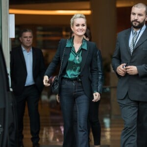 Laeticia Hallyday sort des locaux de la chaine TF1 à Boulogne Billancourt le 19 octobre 2018. Elle a enregistré une prestation télévisée qui sera diffusée en exclusivité le soir même pendant le journal de 20h. Elle est accompagnée de Sébastein Farran, dernier manager de Johnny Hallyday.