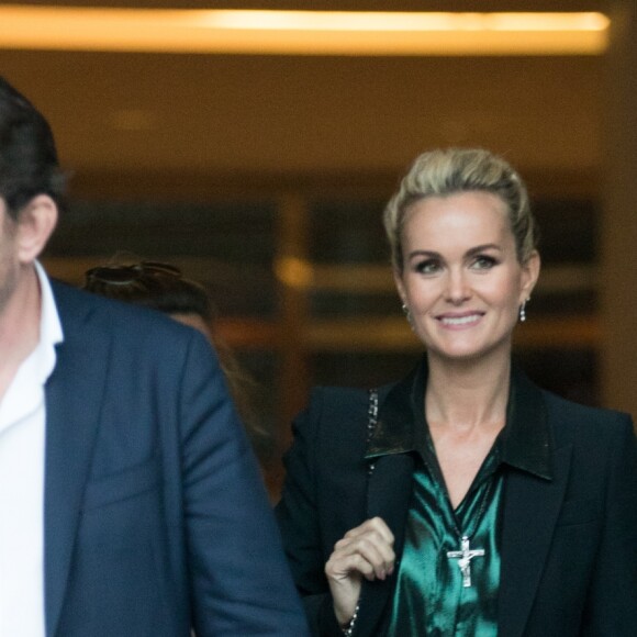 Laeticia Hallyday sort des locaux de la chaine TF1 à Boulogne Billancourt le 19 octobre 2018. Elle a enregistré une prestation télévisée qui sera diffusée en exclusivité le soir même pendant le journal de 20h. Elle est accompagnée de Sébastein Farran, dernier manager de Johnny Hallyday.