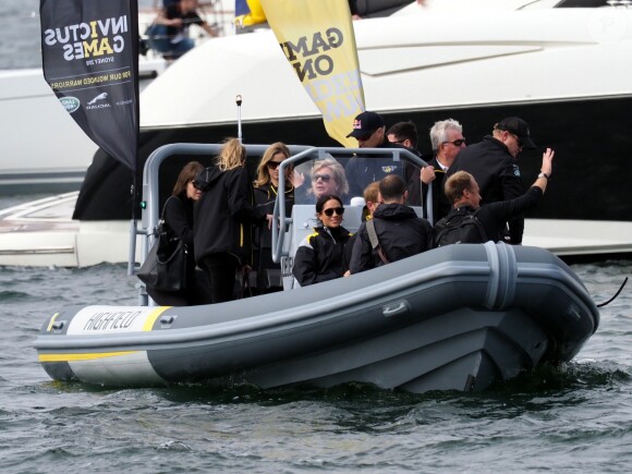 Le prince Harry, duc de Sussex, et Meghan Markle, duchesse de Sussex, enceinte, assistent à une régate lors des "Invictus Games 2018" à Sydney, le 21 octobre 2018.