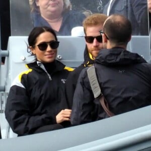 Le prince Harry, duc de Sussex, et Meghan Markle, duchesse de Sussex, enceinte, assistent à une régate lors des "Invictus Games 2018" à Sydney, le 21 octobre 2018.