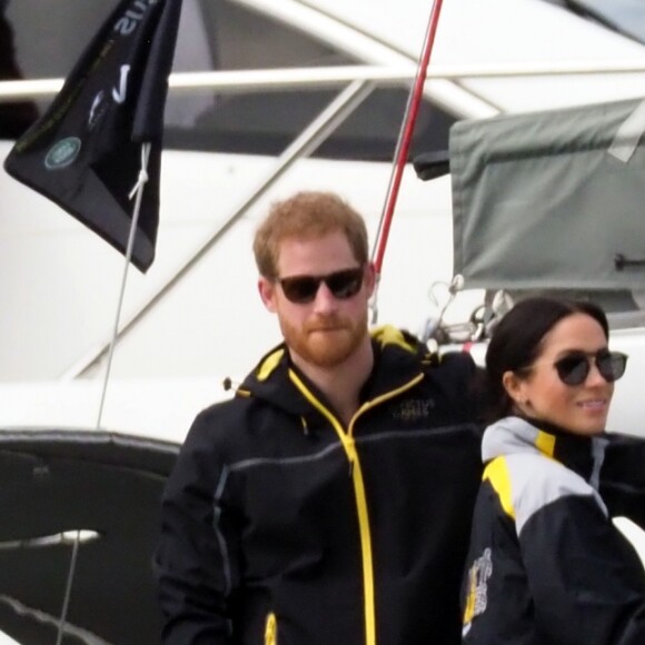 Le prince Harry, duc de Sussex, et Meghan Markle, duchesse de Sussex, enceinte, assistent à une régate lors des "Invictus Games 2018" à Sydney, le 21 octobre 2018. T