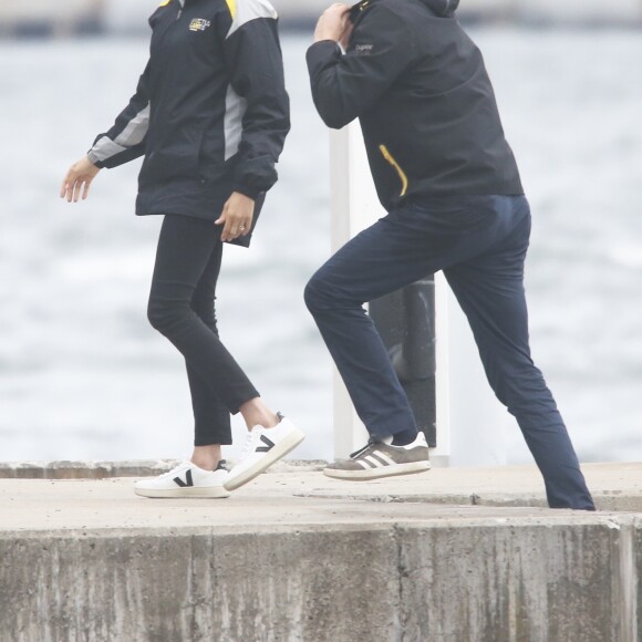 Le prince Harry, duc de Sussex, et Meghan Markle, duchesse de Sussex, enceinte, assistent à une régate lors des "Invictus Games 2018" à Sydney, le 21 octobre 2018.