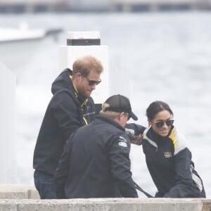 Le prince Harry, duc de Sussex, et Meghan Markle, duchesse de Sussex, enceinte, assistent à une régate lors des "Invictus Games 2018" à Sydney, le 21 octobre 2018.