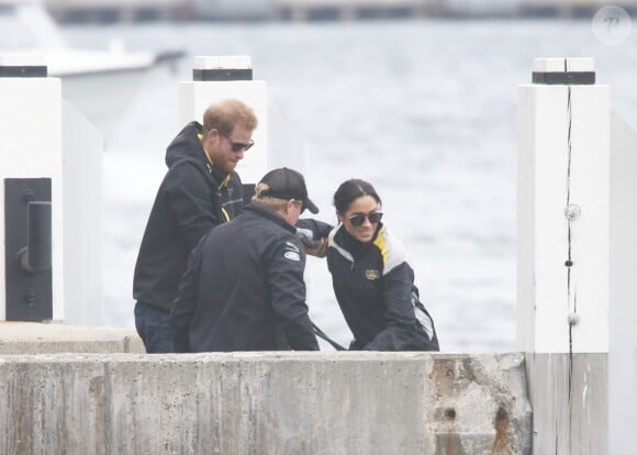 Le prince Harry, duc de Sussex, et Meghan Markle, duchesse de Sussex, enceinte, assistent à une régate lors des "Invictus Games 2018" à Sydney, le 21 octobre 2018.