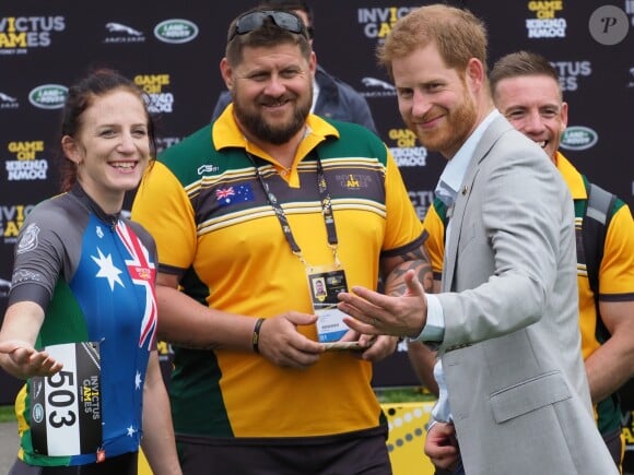 Le prince Harry, duc de Sussex, et Meghan Markle, duchesse de Sussex, enceinte, assistent à la cérémonie de remise du "Cycling Award" lors des "Invictus Games 2018" à Sydney, le 21 octobre 2018.