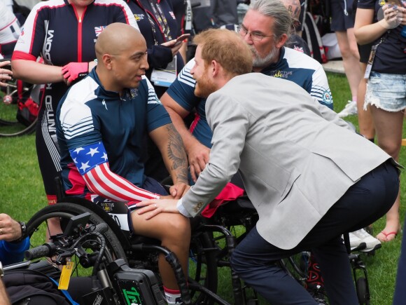 Le prince Harry, duc de Sussex, et Meghan Markle, duchesse de Sussex, enceinte, assistent à la cérémonie de remise du "Cycling Award" lors des "Invictus Games 2018" à Sydney, le 21 octobre 2018.