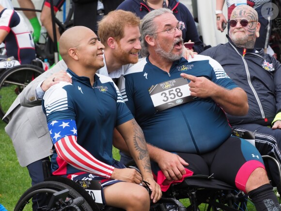 Le prince Harry, duc de Sussex, et Meghan Markle, duchesse de Sussex, enceinte, assistent à la cérémonie de remise du "Cycling Award" lors des "Invictus Games 2018" à Sydney, le 21 octobre 2018.