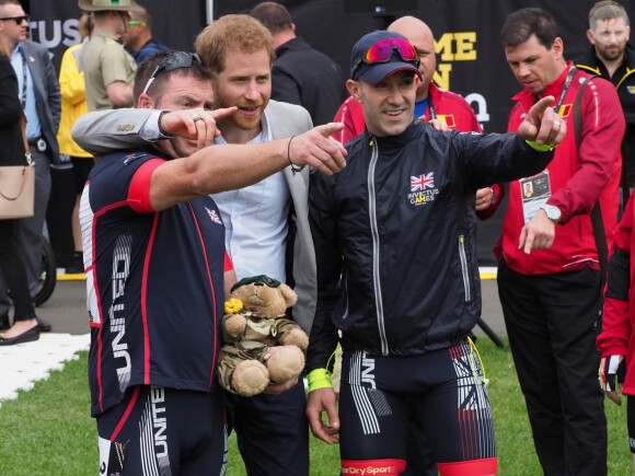 Le prince Harry, duc de Sussex, et Meghan Markle, duchesse de Sussex, enceinte, assistent à la cérémonie de remise du "Cycling Award" lors des "Invictus Games 2018" à Sydney, le 21 octobre 2018.