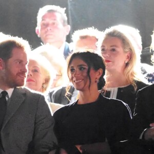 Le prince Harry, duc de Sussex, et Meghan Markle, duchesse de Sussex, enceinte, assistent à la cérémonie d'ouverture des "Invictus Games 2018" à Sydney, le 20 octobre 2018.