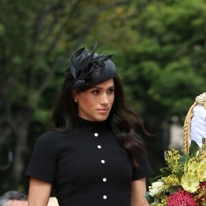 Le prince Harry, duc de Sussex, et Meghan Markle, duchesse de Sussex, enceinte, déposent une couronne au monument de guerre de l'ANZAC à Sydney, le 20 octobre 2018.