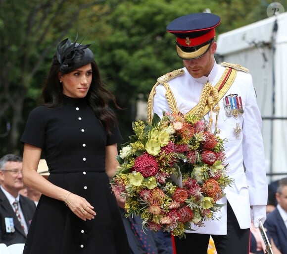 Le prince Harry, duc de Sussex, et Meghan Markle, duchesse de Sussex, enceinte, déposent une couronne au monument de guerre de l'ANZAC à Sydney, le 20 octobre 2018.