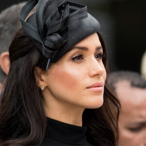 Le prince Harry, duc de Sussex, et Meghan Markle, duchesse de Sussex, enceinte, déposent une couronne au monument de guerre de l'ANZAC à Sydney, le 20 octobre 2018.