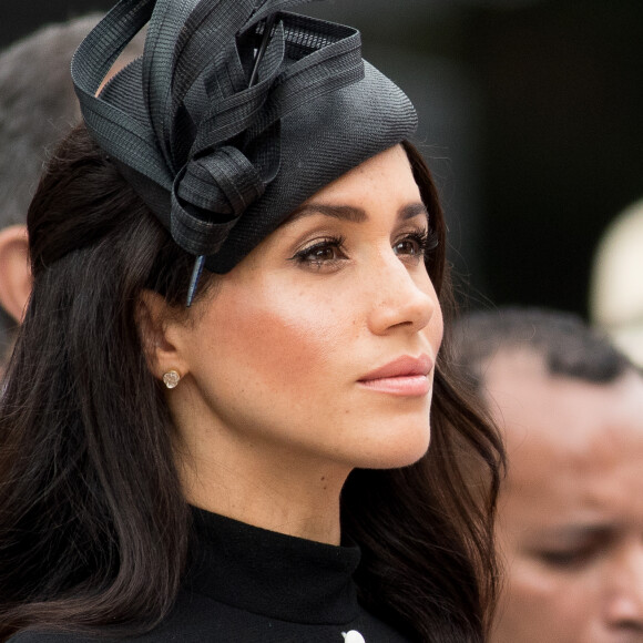 Le prince Harry, duc de Sussex, et Meghan Markle, duchesse de Sussex, enceinte, déposent une couronne au monument de guerre de l'ANZAC à Sydney, le 20 octobre 2018.